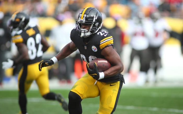 Najee Harris (22) of the Pittsburgh Steelers runs against the Tampa Bay Buccaneers. © Michael Longo/For USA Today Network / USA TODAY NETWORK